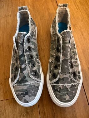 Women’s NEW Blowfish Slip-On Camo Canvas Sneakers - Green